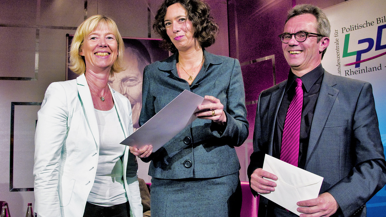 Eva Menasse (Mi.) mit Ministerin Doris Ahnen und dem Direktor der LpB, Wolfgang Faller