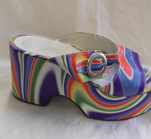 Bunte Plateau-Sandaletten mit Muster Bunte Plateau-Sandaletten mit Muster. Italien 1970, CC BY 4.0 / Deutsches Schuhmuseum Hauenstein