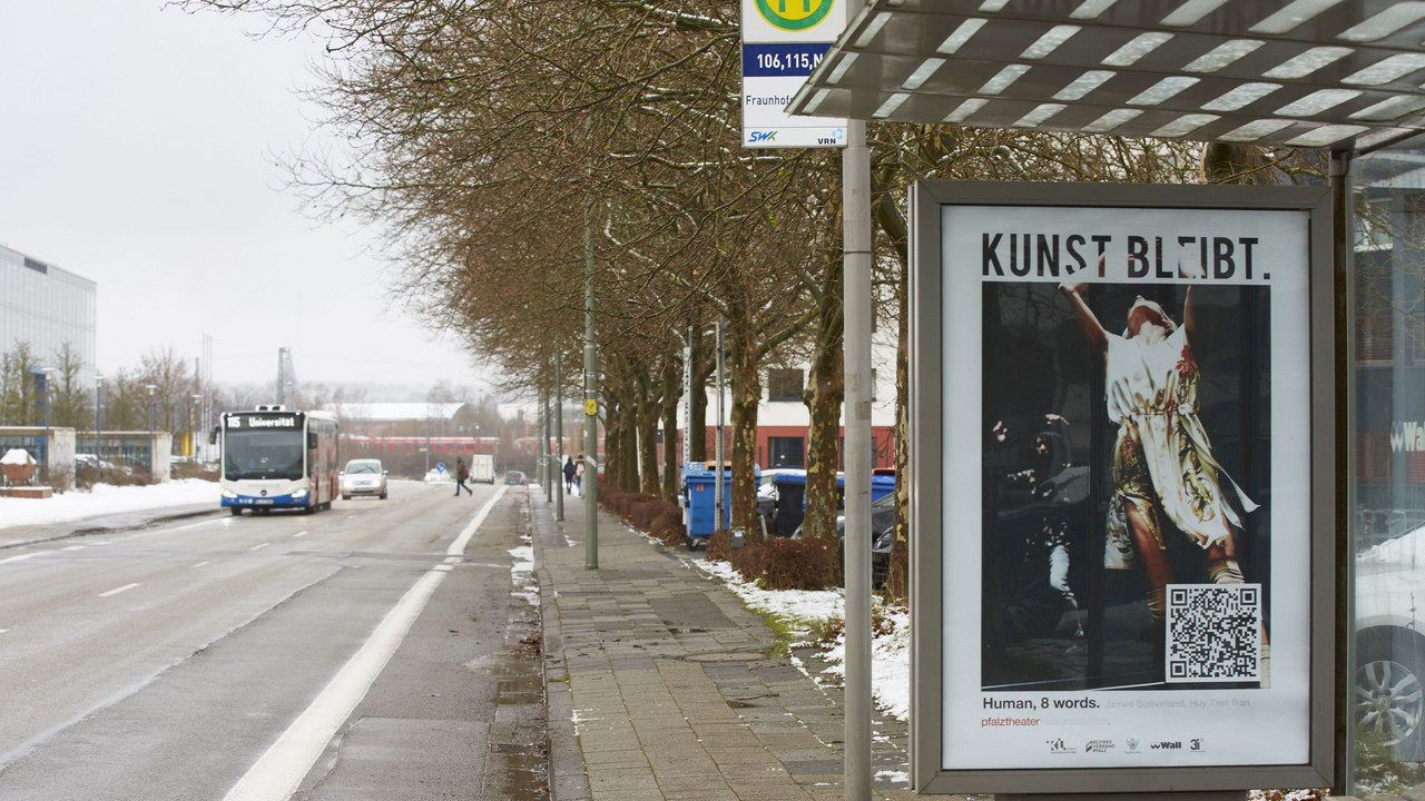 Modernes Tanztheater: Pfalztheater-Plakat „Human, 8 words“ als Teil der „Kunst bleibt“-Aktion,Foto:Thomas Brenner   