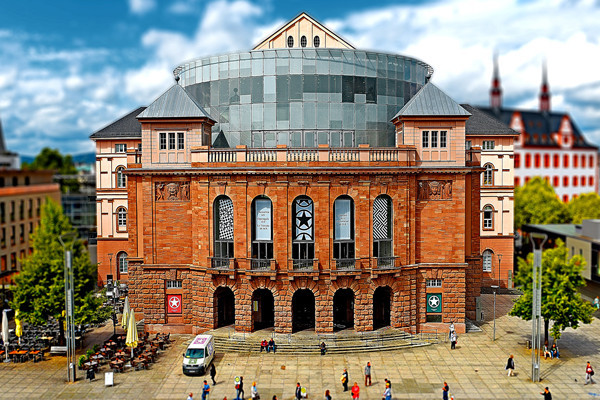 Blick auf das Staatstheater Mainz aus Vogelperspektive