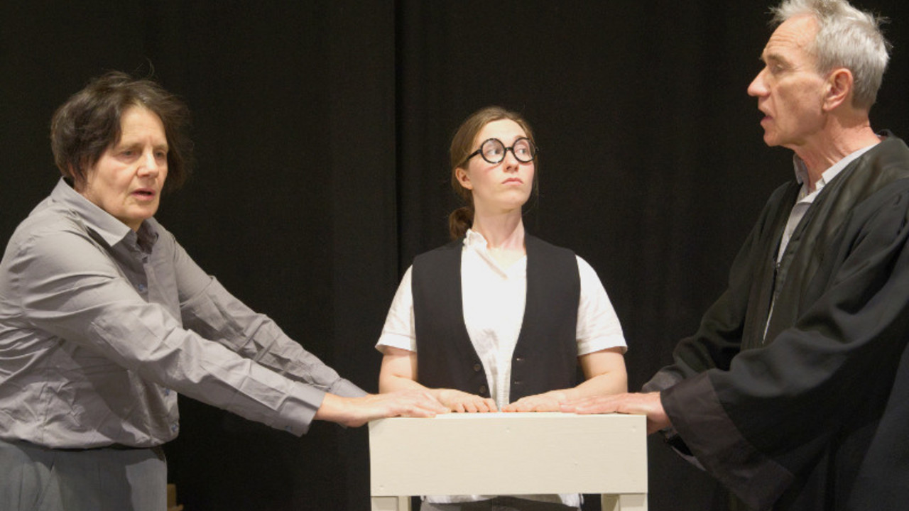 Richterin und zwei Personen