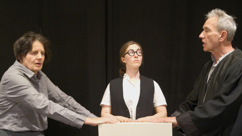 Richterin und zwei Personen