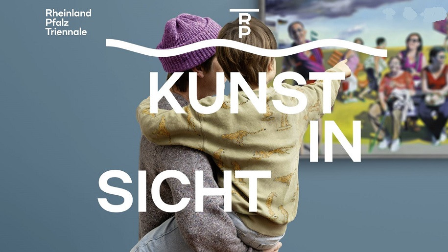 Vater mit Kind vor einem Bild