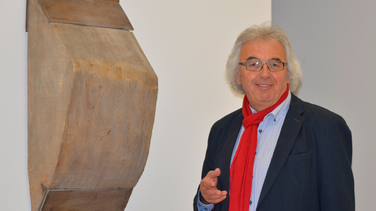 Manfred Geis mit Wandfigur WV 316 von Franz Bernhard, 1991, Landesmuseum Mainz © VG Bild-Kunst Bonn 2017/ Foto: Ursula Rudischer, GDKE