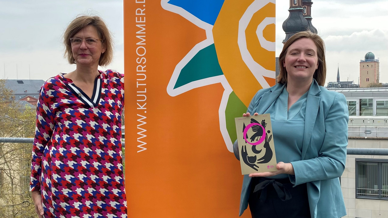 Foto: © MFFKI: v.l.n.r.: Teneka Beckers, Gesamtleitung Kultursommer und Kulturministerin Katharina Binz