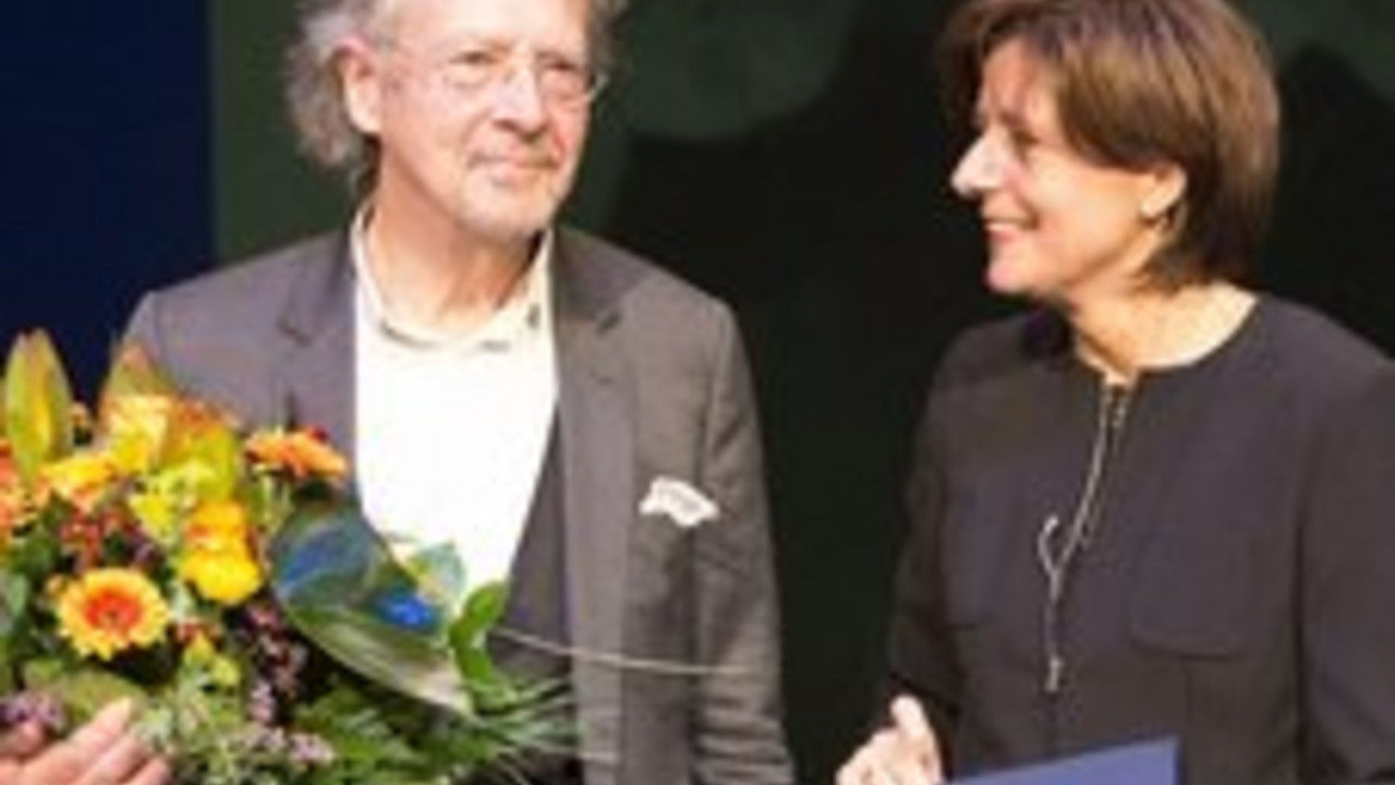 Ministerpräsidentin Malu Dreyer verleiht den Dramatikerpreis an Peter Handke