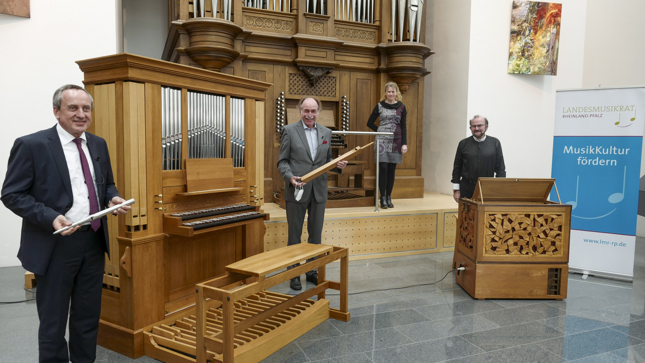 Präsentierten die Orgel als Instrument des Jahres (v. l. n. r.): Prof. Dr. Konrad Wolf, Minister für Wissenschaft, Weiterbildung und Kultur; Peter Stieber, Präsident Landesmusikrat Rheinland-Pfalz; Anja und Wolfgang Oberlinger; Schirmherren zum Instrum