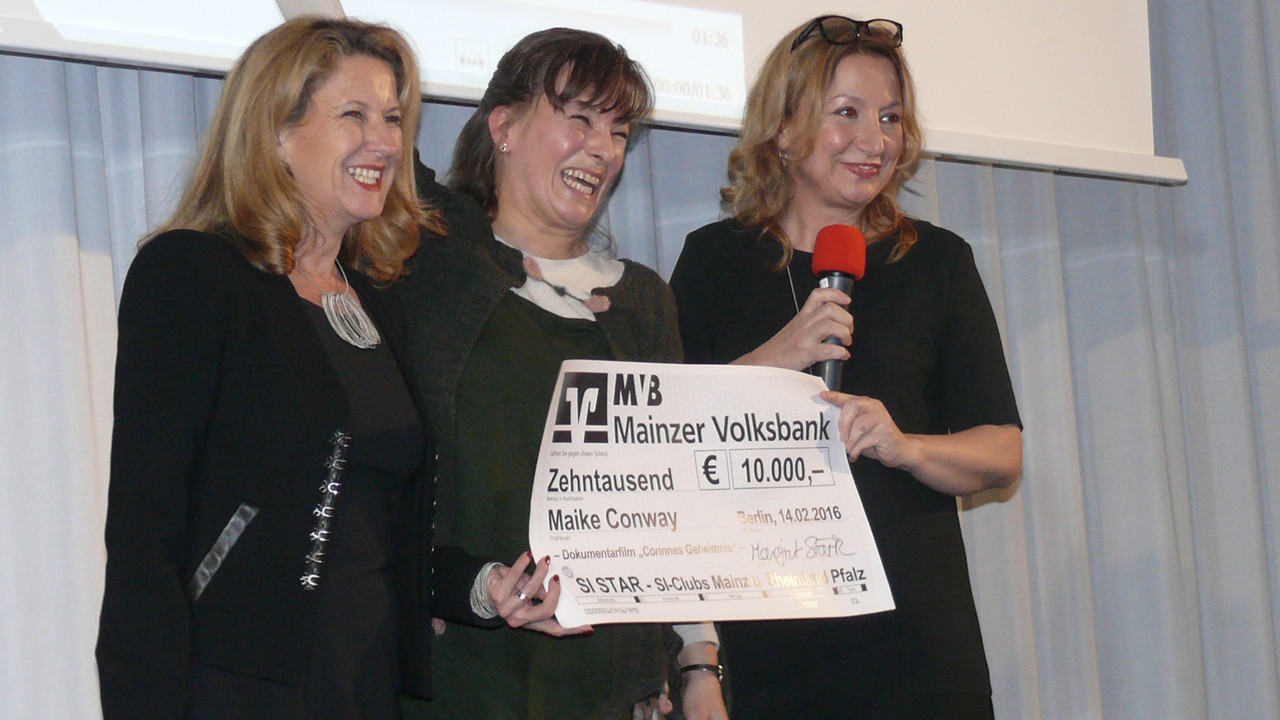Staatssekretärin Heike Raab, Preisträgerin Maike Conway und Margrit Stärk, Präsidentin von Soroptimist Club Mainz (Foto: Günter Minas)