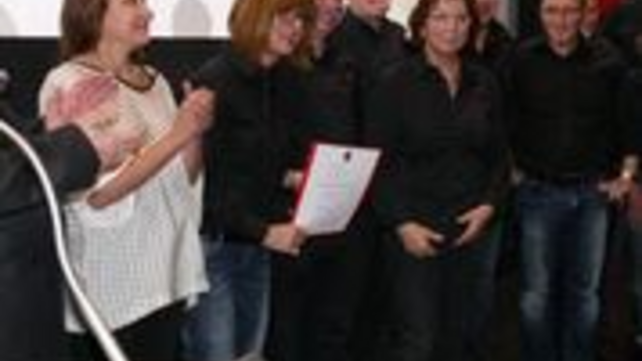 v.l. Walter Schumacher, Christiane Schauder, Barbara Philipp
v.l. Walter Schumacher, Barbara Philipp, Maximilian Bugdahn, Dr. Ariane Fellbach-Stein
Preisträger- Pro-Winzkino in Simmern