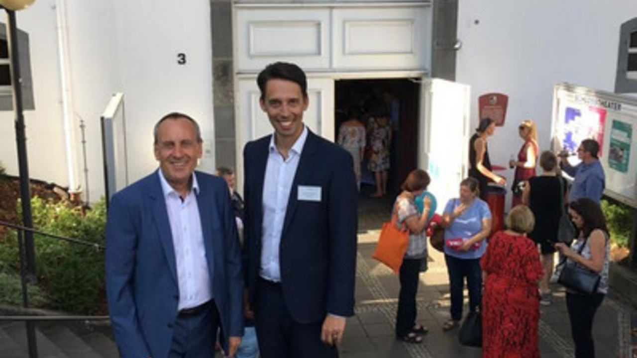 Kulturminister Konrad Wolf und der neue Intendant Lajos Wenzel vor dem Schlosstheater in Neuwied, (c) MWWK