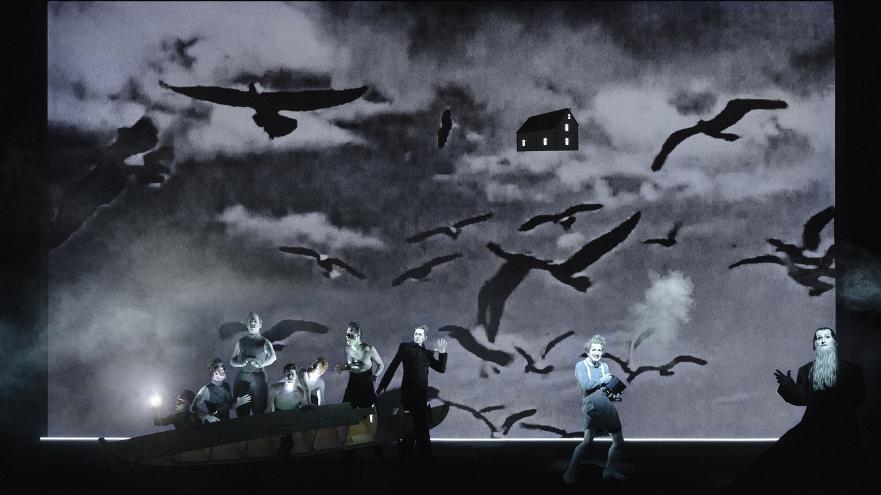 dramatische Szene vor dunklem Himmel