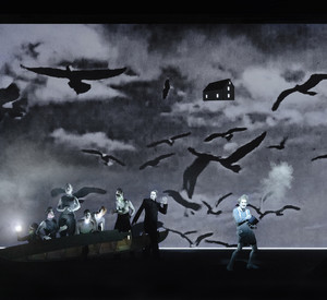 dramatische Szene vor dunklem Himmel