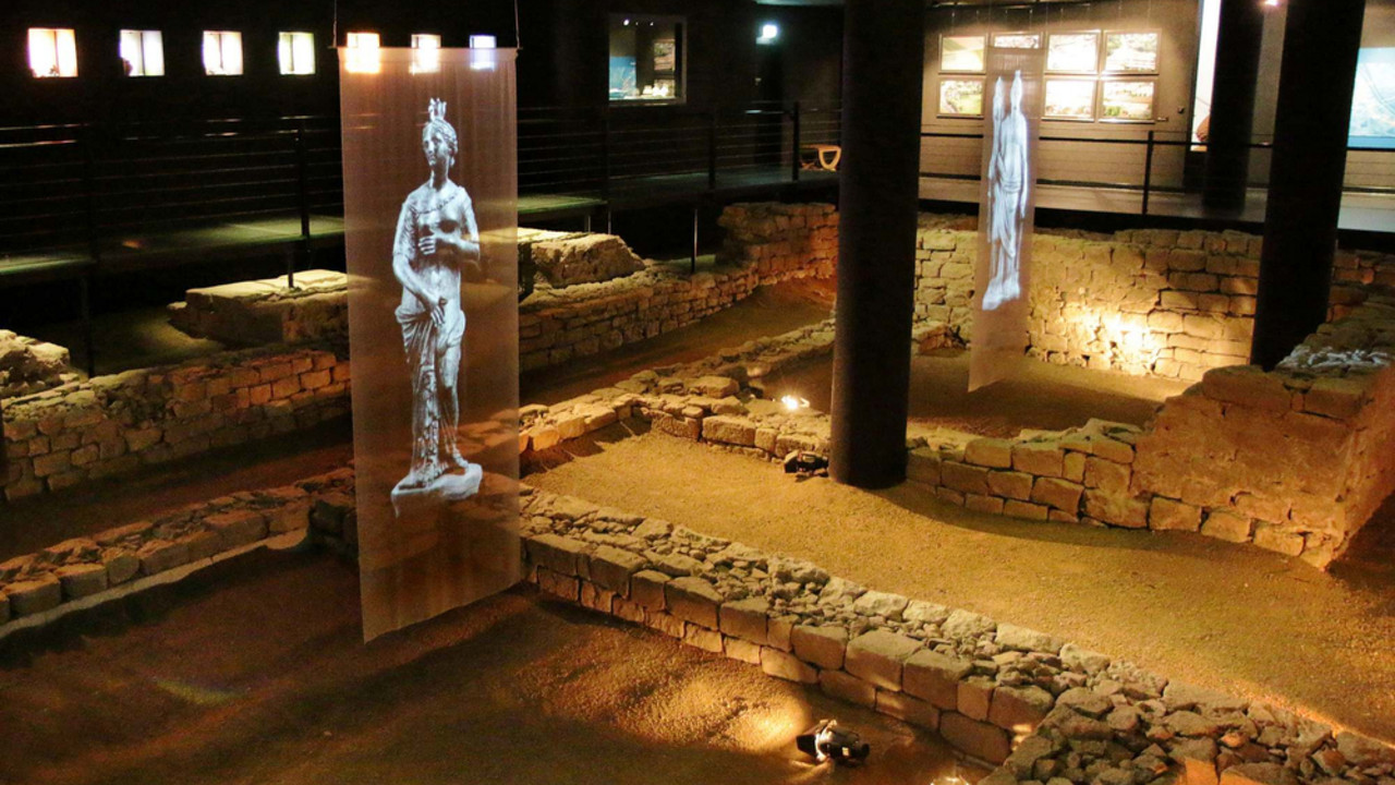 Bauliche Überreste des Heiligtums für Isis und Mater Magna. Bildhintergrund: Altarsockel, Bildmitte: Zentraler Gang (Taberna archaeologica, Mainz) Foto:©Bodow , CC BY-SA 4.0