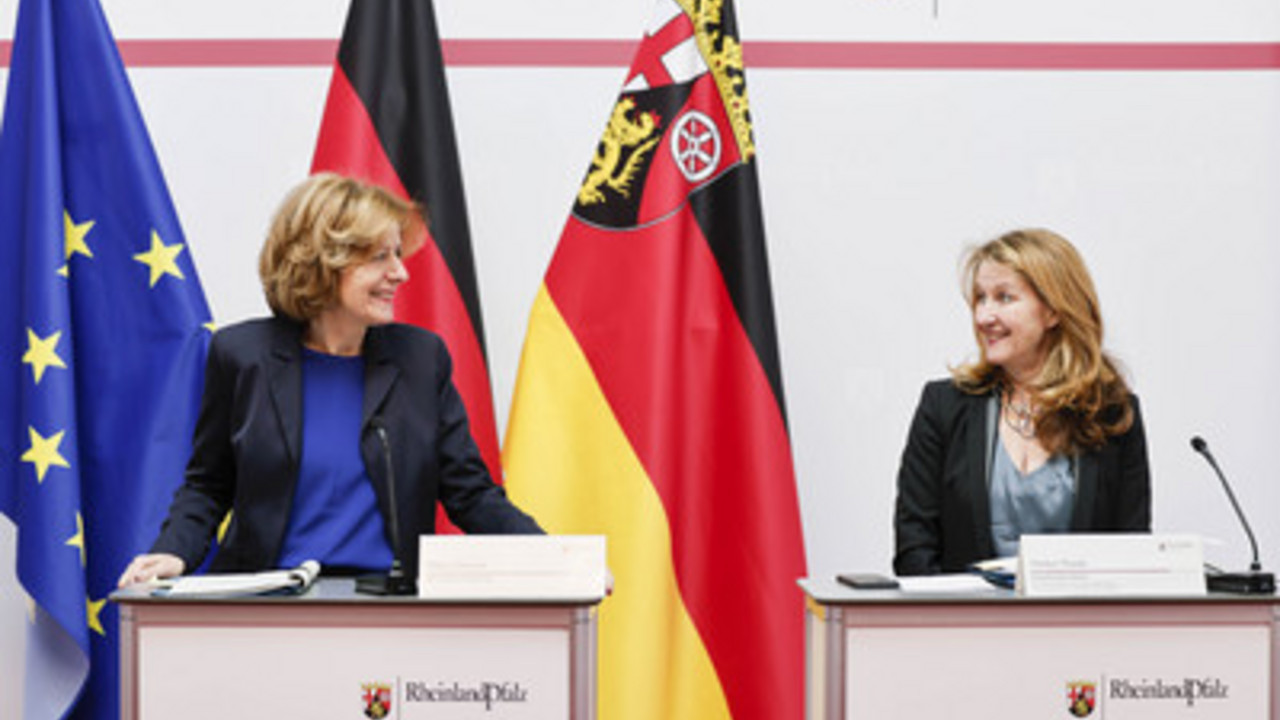 Ministerpräsidentin Malu Dreyer und Staatssekretärin Heike Raab bei der Pressekonferenz vor der Abreise nach Verdun.; © Staatskanzlei RLP / Sämmer