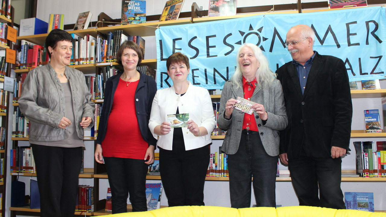 v. l. n. r.: Annette Gerlach (Leiterin des Landesbibliothekszentrums), Kerstin Völker (Landesbüchereistelle), Iris Müller (Leiterin der Stadtbücherei Germersheim), Hella Hohmann (Leiterin der KÖB St. Jakobus in Neustadt-Hambach), Anton Neugebauer (Bibliotheksreferent im Bildungsministerium)