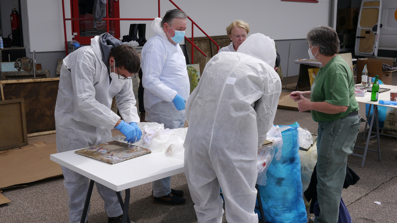 Das Restaurationsteam sichtet die ausgepackten Kunstwerke © Stadtmuseum Simeonstift