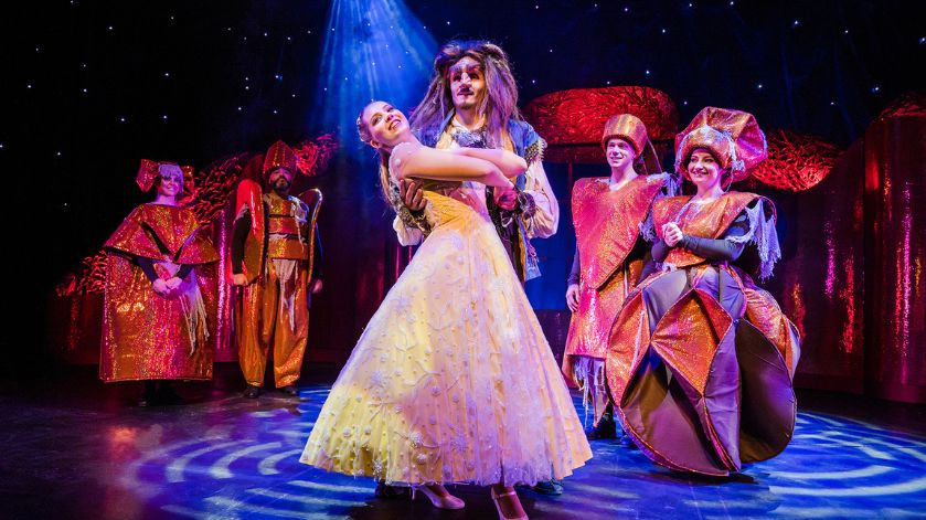 Die Schöne und das Biest tanzend