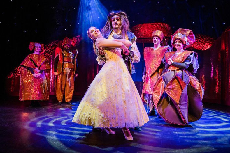 Die Schöne und das Biest tanzend