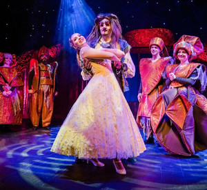 Die Schöne und das Biest tanzend