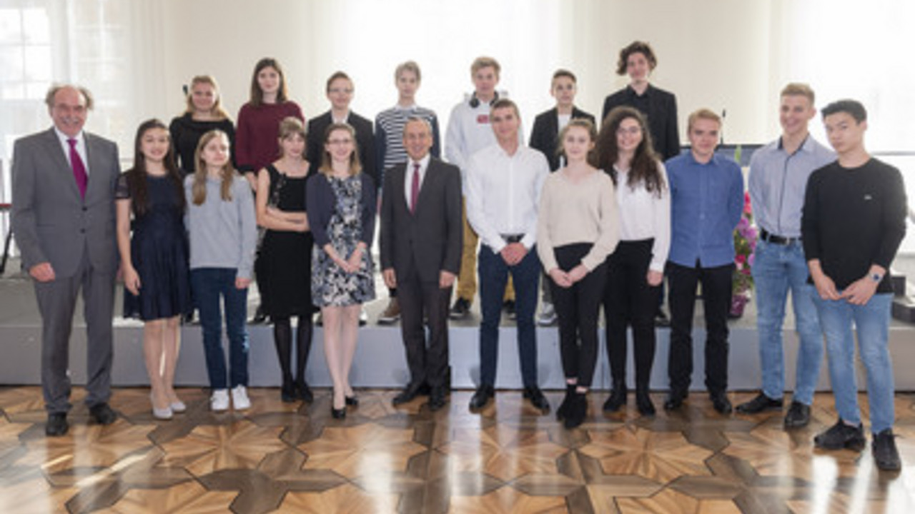 Kulturminister Wolf mit den Preisträgerinnen und Preisträgern des Bundeswettbewerbs "Jugend musiziert", (c) MWWK / Sämmer