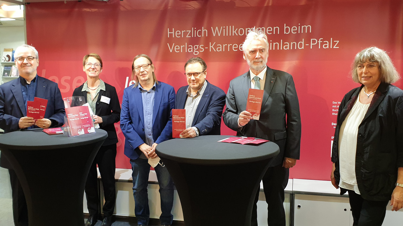 Foto © MFFKI:  v.l.n.r.: Matthias Ess, Verlag Matthias Ess (Bad Kreuznach); Karin Bachmann; Verlag Matthias Ess (Bad Kreuznach); Berthold Röth, Worms Verlag (Worms), 1. Vorsitzender Verlags-Karree; Michael Au, MFFKI; Kulturstaatssekretär Prof. Dr. Jür