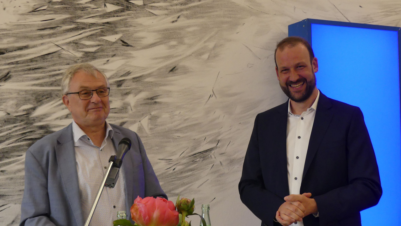 Ins Amt eingeführt: der neue Direktor des mpk, Steffen Egle (rechts) mit dem Bezirkstagsvorsitzenden Theo Wieder   (Foto: Bezirksverband Pfalz)