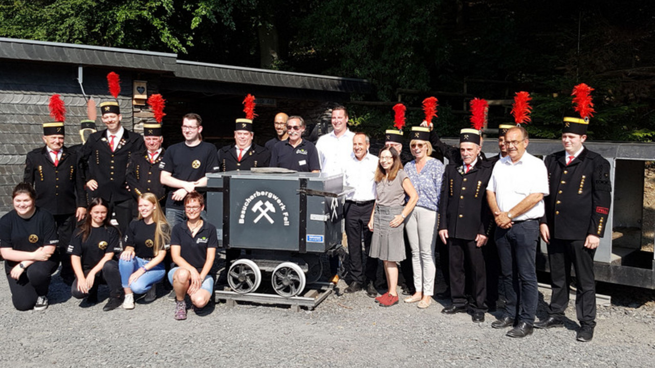 Minister Wolf auf seiner Türöffner-Tour 2019 bei der Bergmannskapelle in Fell an der Mosel.