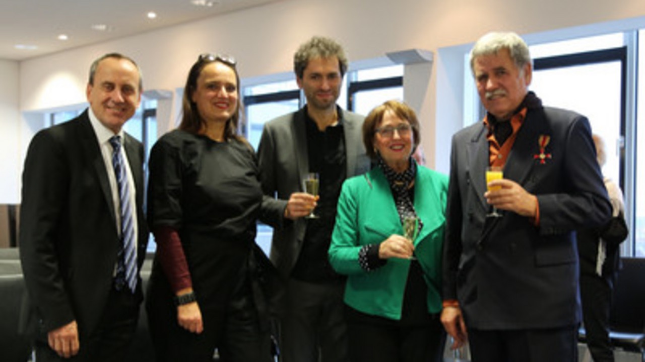 Kulturminister Wolf mit dem Geehrten im Kreise seiner Familie