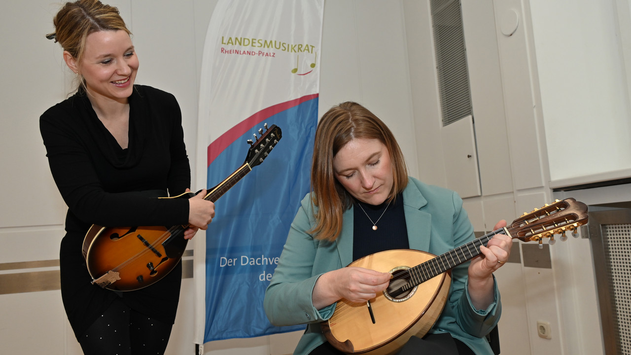 Katharina Binz präsentieren die Mandoline als Instrument des Jahres 2023 © Kristina Schäfer