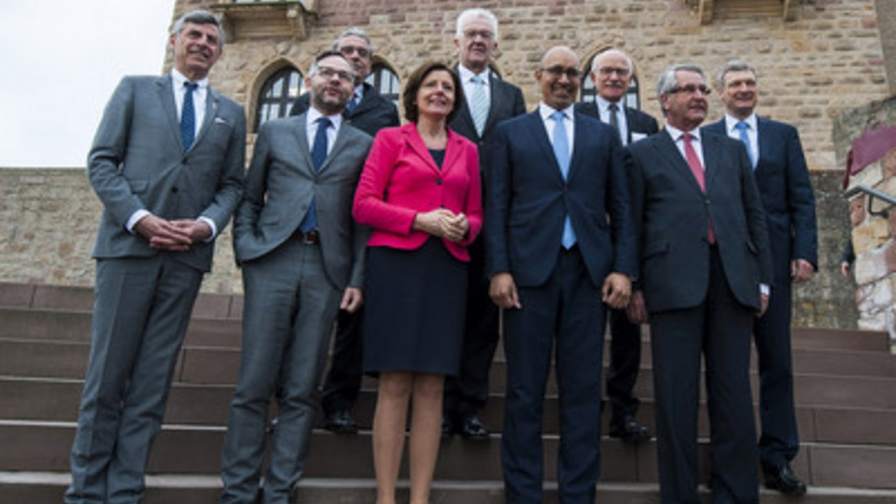Gruppenbild auf der Treppe zum Hambacher Schloss; © Staatskanzlei RLP / Agentur view