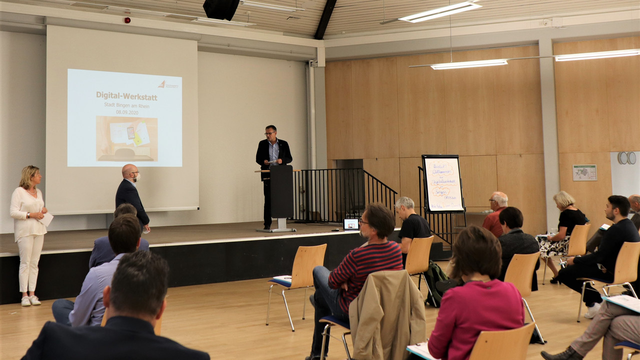 Bingens Oberbürgermeister Thomas Feser begrüßte die Teilneh-merinnen und Teilnehmer sowie die Moderatoren der Digital-Werkstatt und wies ein-dringlich auf die gesellschaftliche Bedeutung des Themas Digitalisierung hin Bildquelle: Stadt Bingen