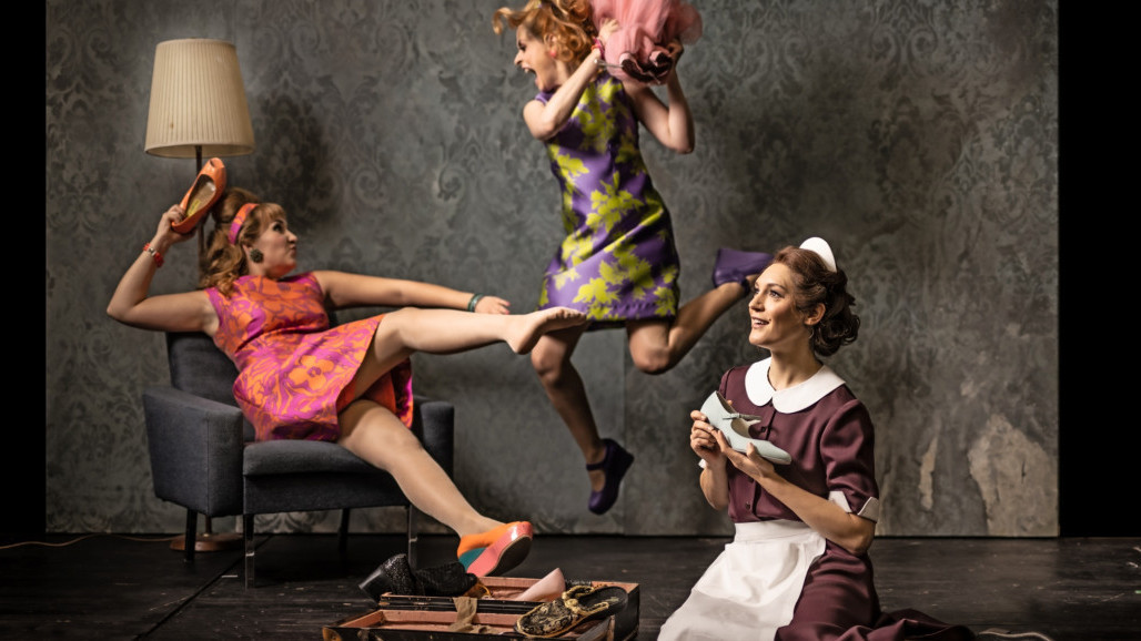 Drei Schauspielerinnen auf der Bühne