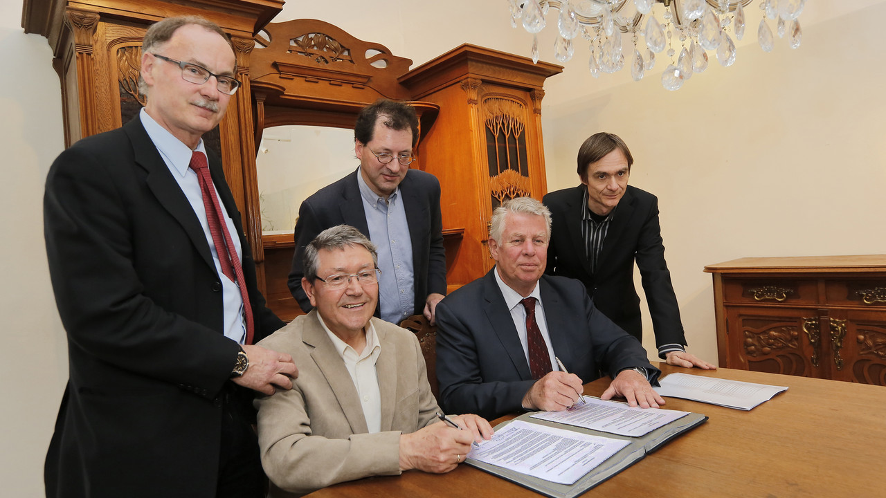 (v. l. n. r.): Bürgermeister  Kosubek, Dr. Mattes (1. Vorsitzender des Altertumsvereins Worms e. V.), Dr. Koch (Beisitzender des Altertumsvereins Worms e. V.), Oberbürgermeister Kissel und Dr. Mückain (wiss. Leiter des Museums der Stadt im Andreasstift)