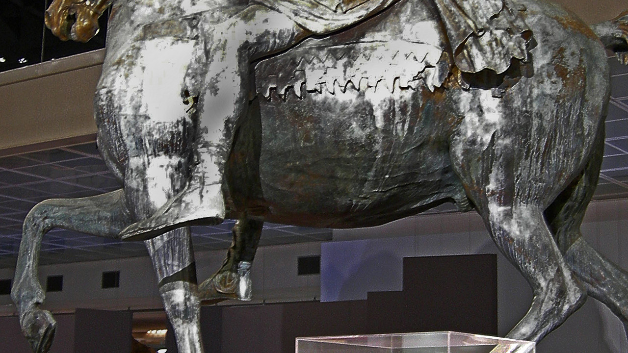 Der kleine Attis aus Trier vor dem großen Kaiser Marcus Aurelius in Rom in der Ausstellung „Das Zeitalter der Angst“ 