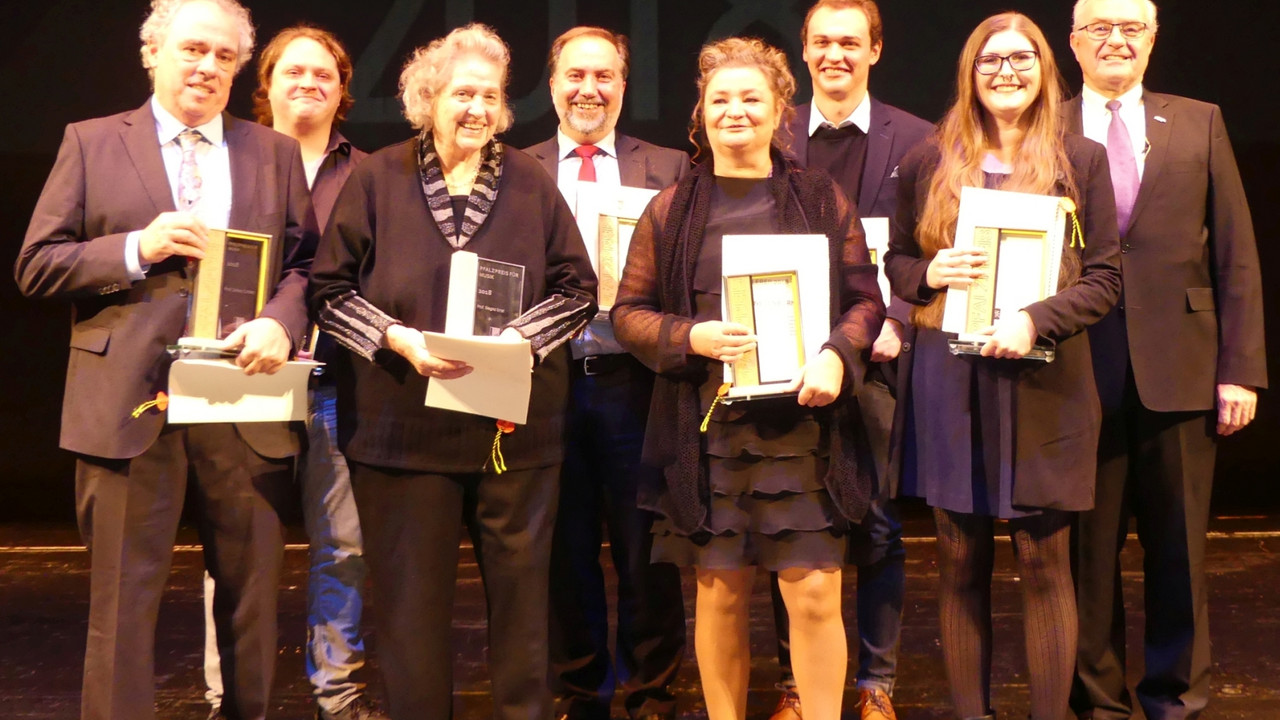v.l. Preisträger Sidney Corbett, Benjamin Scheuer, Prof. Siegrid Ernst, Hans-Günther Clev, Heike Negenborn, Maurice Kuhn und Maria Trezinski mit Theo Wieder ©Bezirksverband Pfalz