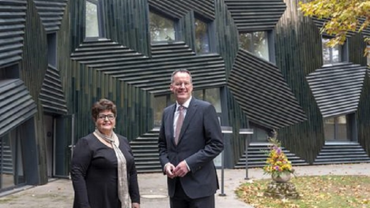Oberbürgermeister Michael Ebling mit der Vorsitzenden der Jüdischen Gemeinde Mainz Anna Kischner