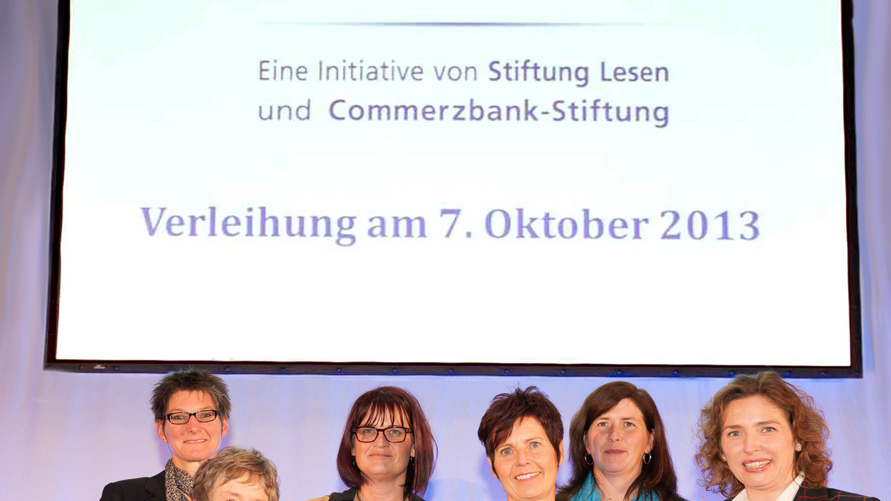 v. li: C. Kiel (Stadtbibli. Mannheim/Zweigst. Sandhofen), C. Hotz-Steinmeyer (Stadtbücherei Lampertheim), G. Kölling (Gemeindebücherei Bobenheim-Roxheim), B. Burkard (Stadtbücherei Lampertheim), S. Camus (Stadtjugendpflege Lampertheim), N. Beer (hess. Kultusministerin)