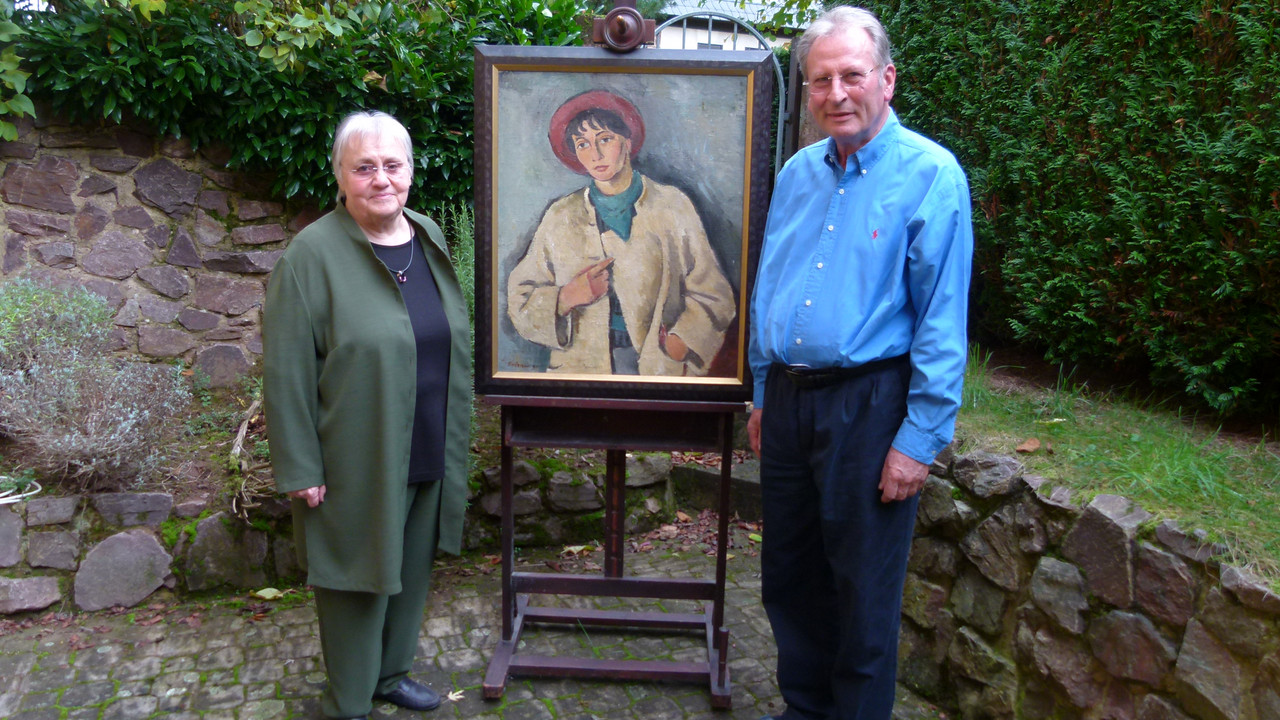 Hanno und Hedi Krisam mit dem Gemälde „Frau mit rotem Hut“ (1934)