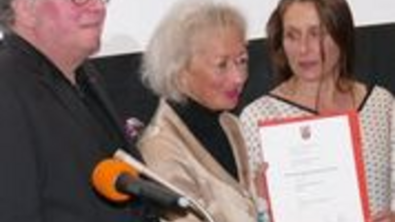 v.l. Walter Schumacher, Christiane Schauder, Barbara Philipp
v.l. Walter Schumacher, Barbara Philipp, Maximilian Bugdahn, Dr. Ariane Fellbach-Stein
Preisträger- Pro-Winzkino in Simmern