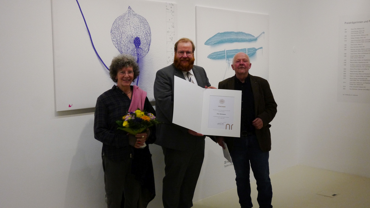 Kulturdezernent Markus Nöhl überreicht die Urkunde des Ramboux-Kunstpreises 2022 an Clas Steinmann. Auch Maria Steinmann, seine Ehefrau, ist eine bekannte Trierer Künstlerin. © Stadtmuseum Simeonstift Trier