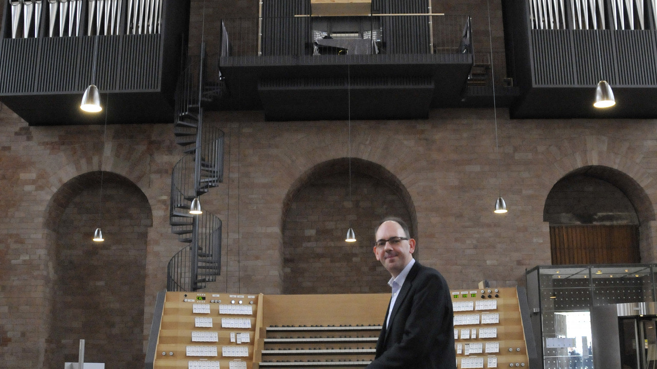 Kantor Martin Bambauer am Spieltisch der neuen Eule-Orgel in der Konstantin-Basilika