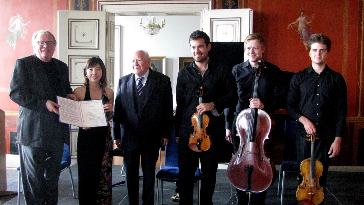 Staatssekretär W. Schumacher (li.), Stifter B. Roland (3.v.li.) mit Stipendiaten der Villa Musica