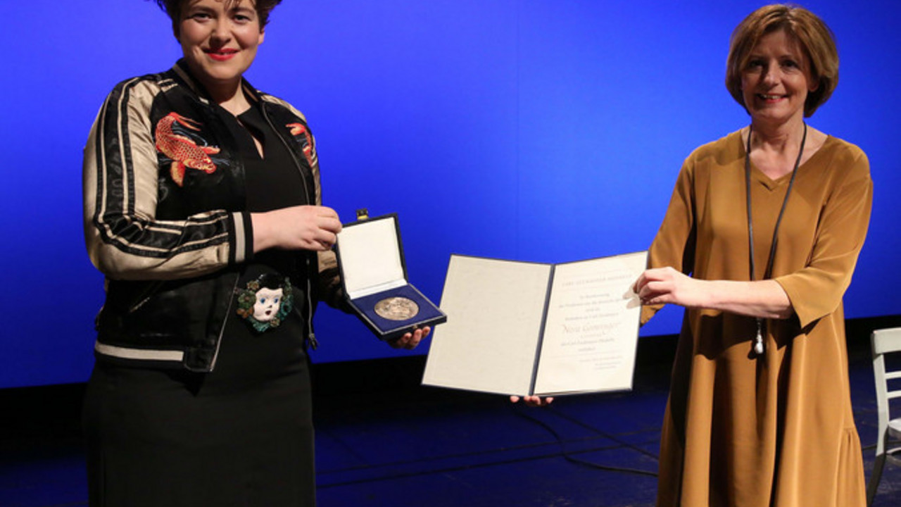 Ministerpräsidentin Malu Dreyer überreicht Nora Gomringer die Carl-Zuckmayer-Medaille 2021; © Staatskanzlei RLP / Sell