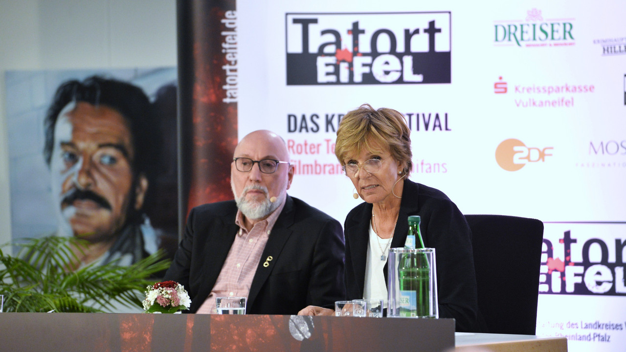 Foto: Schauspielerin Ulrike Kriener gemeinsam mit Krimi-Autor Jürgen Kehrer bei der Lesung des Deutschen Kurzkrimi-Preises im Jahr 2019