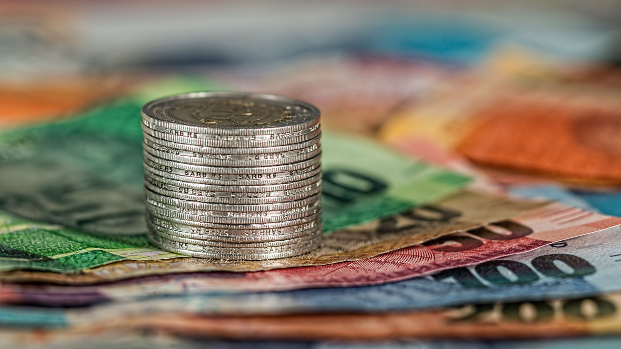 Münzstapel und Geldscheine ©pixabay