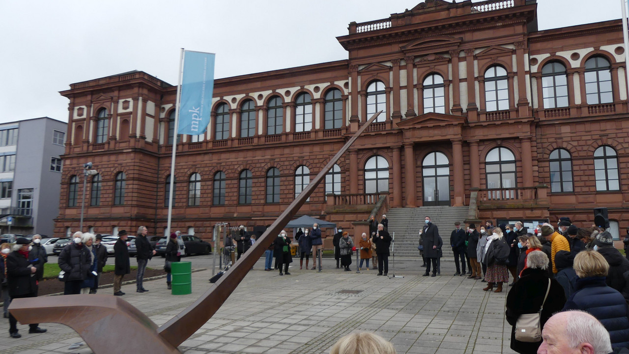 Bezirkstagsvorsitzender Theo Wieder dankt allen, die die Aktion unterstützt haben: Übergabe der Franz Bernhard Plastik „Aufragende“, Foto: Bezirksverband Pfalz