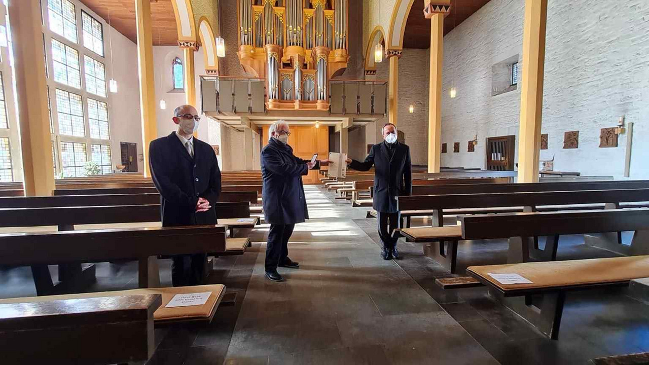 Kulturminister Konrad Wolf (rechts) übergibt Initiator Hermann Lewen (Mitte) den Förderbescheid. Organist Axel Simon (links) spielte in der ehemaligen Stiftskirche Johann Gottfried Walters Choralvariationen. ; © MWWK