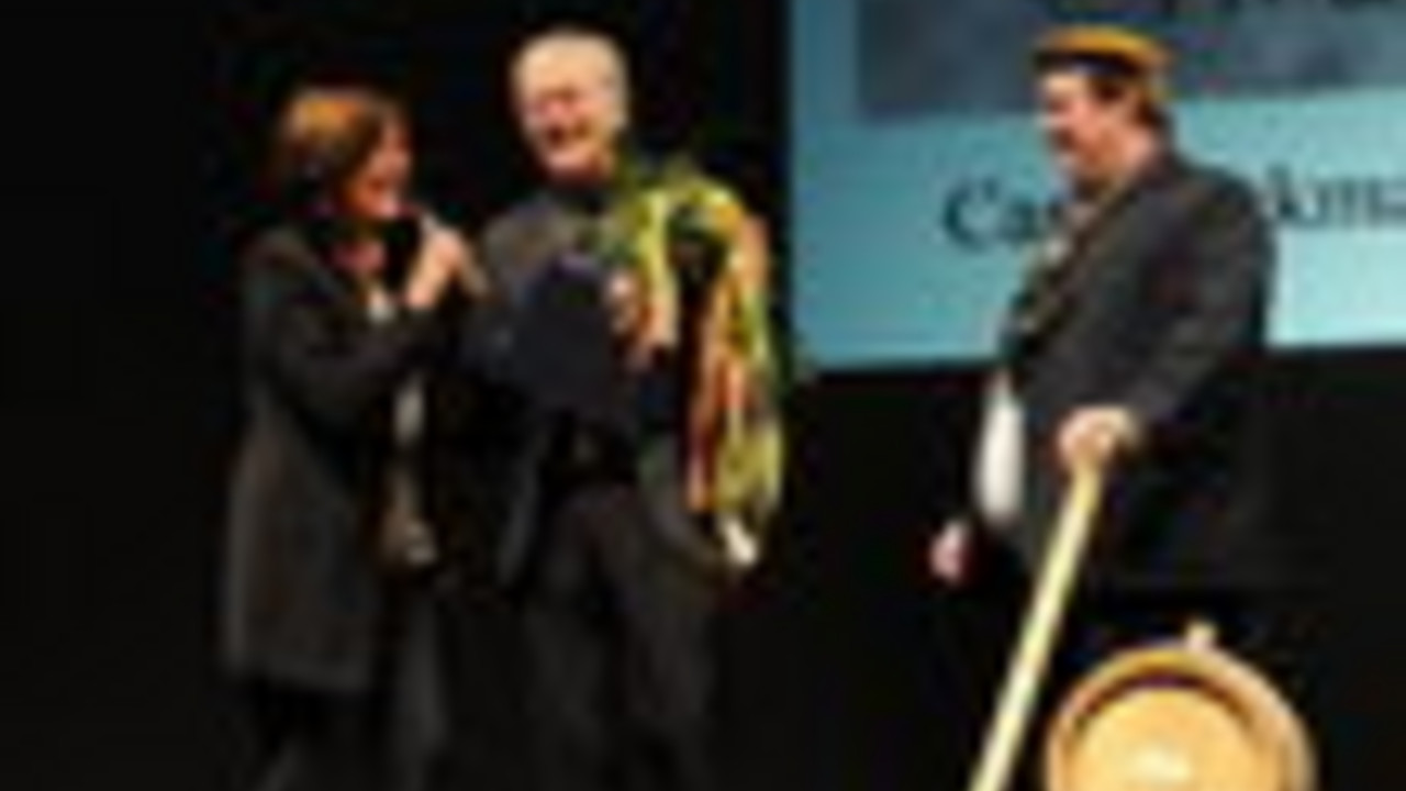 Ministerpräsidentin Malu Dreyer verleiht die Medaille an Dieter Kühn. Verbunden mit dem Preis ist ein Fass Wein.