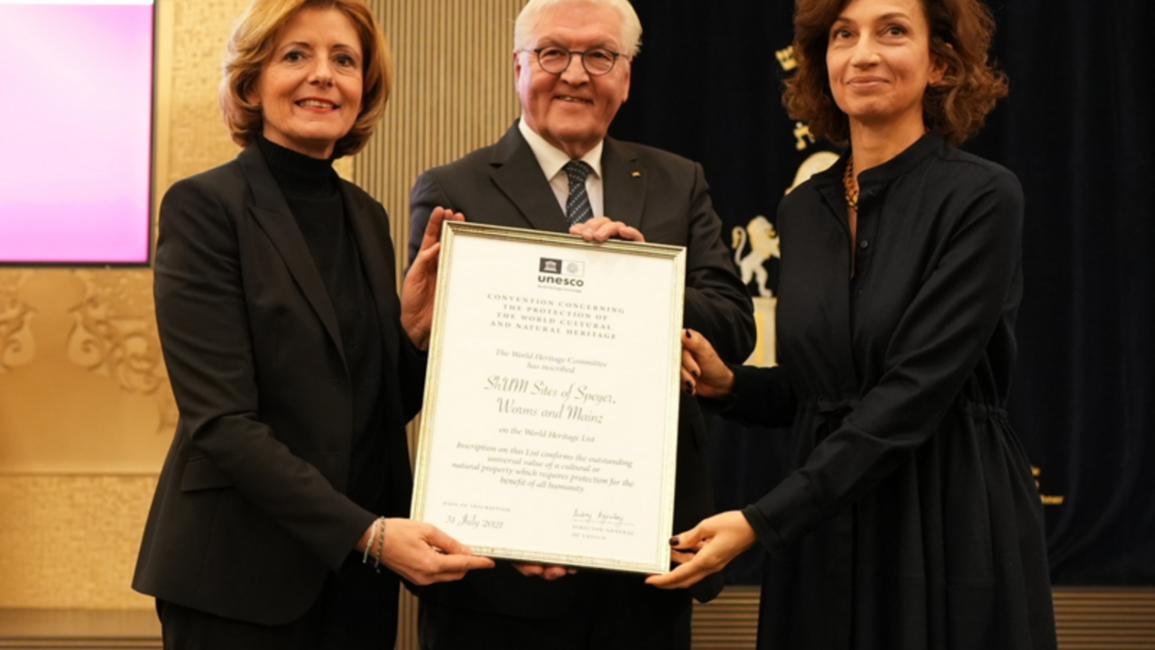 Übergabe der Welterbeurkunde für die SchUM-Stätten mit Bundespräsident Frank-Walter Steinmeier, UNESO-Generaldirektorin Audrey Azoulay und Ministerpräsidentin Malu Dreyer.; © Staatskanzlei RLP / Dinges