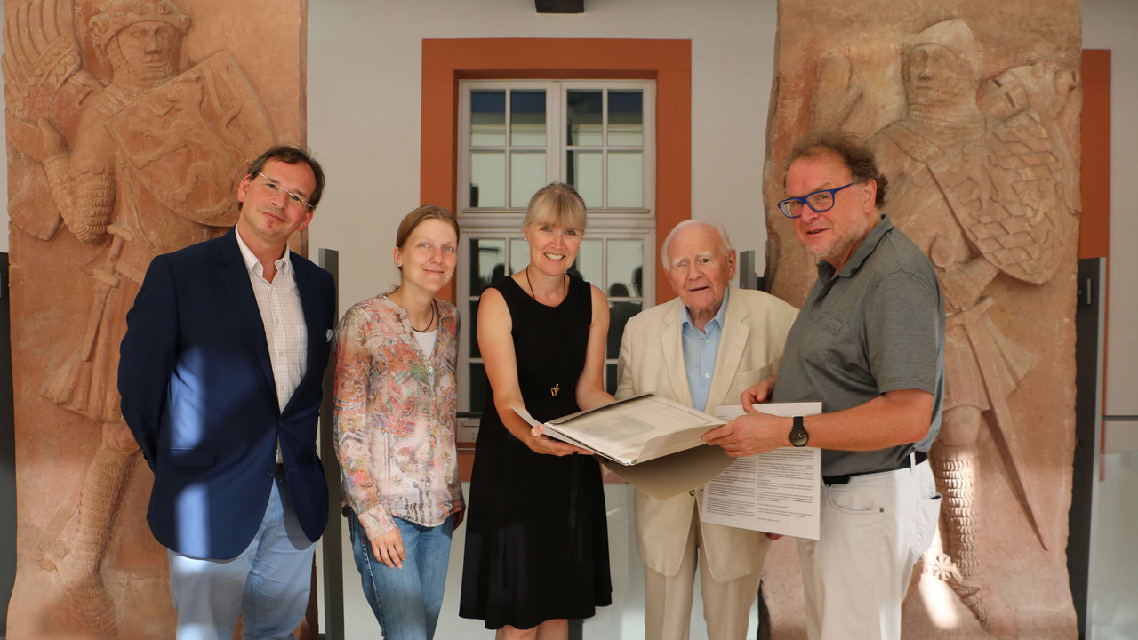 Oliver Roland, Dr. Karoline Feulner, Dr. Birgit Heide, Dr. Berthold Roland und  Thomas Metz (von links) bei der Übergabe der Dokumente im Landesmuseum Mainz© Agentur Bonewitz